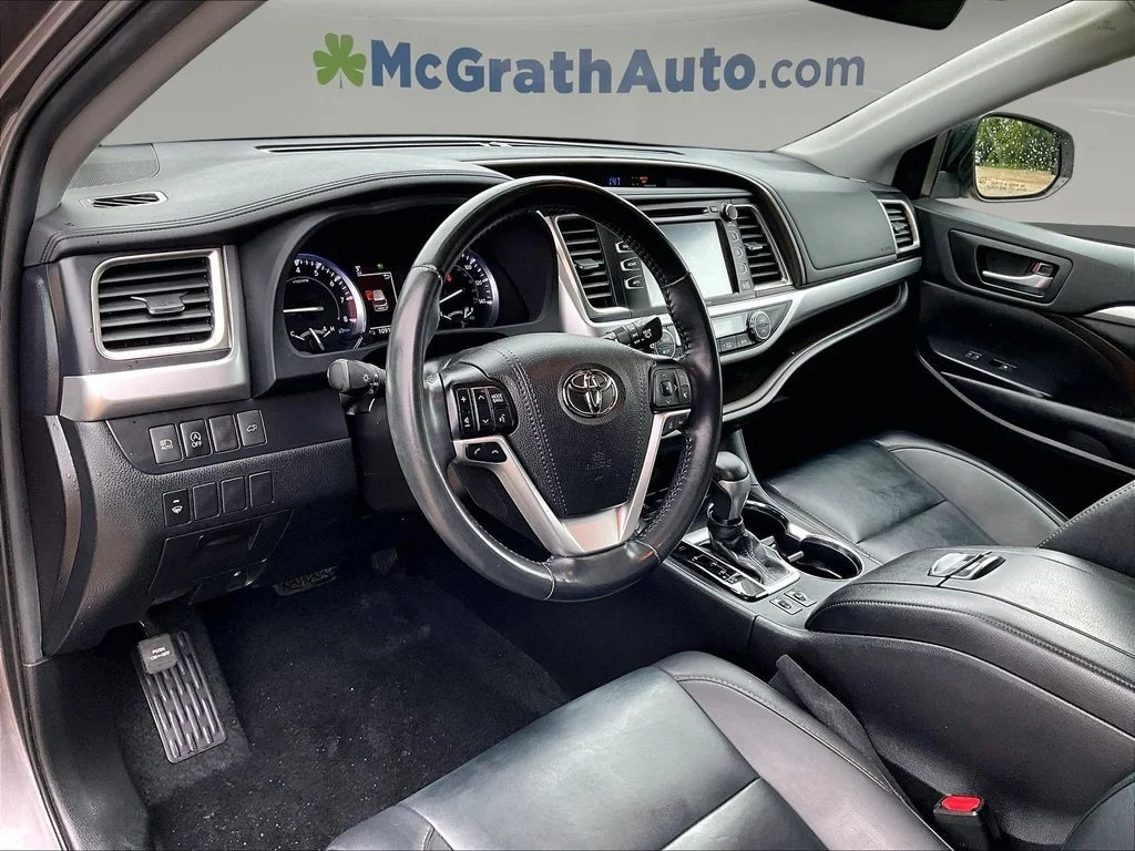 Used 2019 Gray Toyota XLE image 21