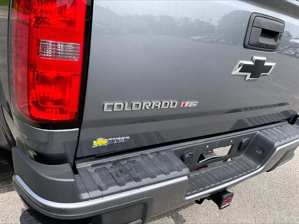Used 2018 Gray Chevrolet Z71 image 28