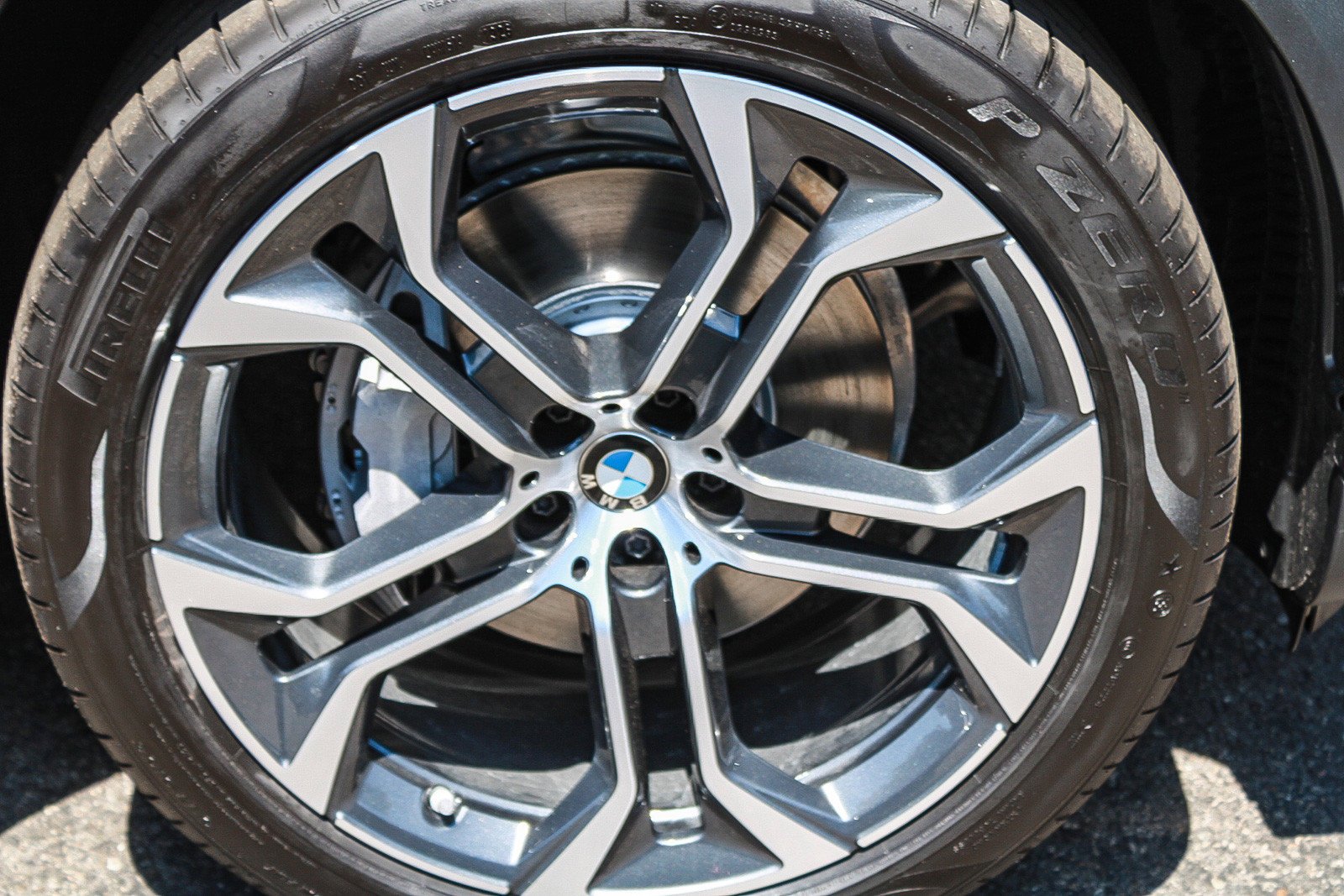 New 2026 Dravit Grey Metallic BMW xDrive40i image 10