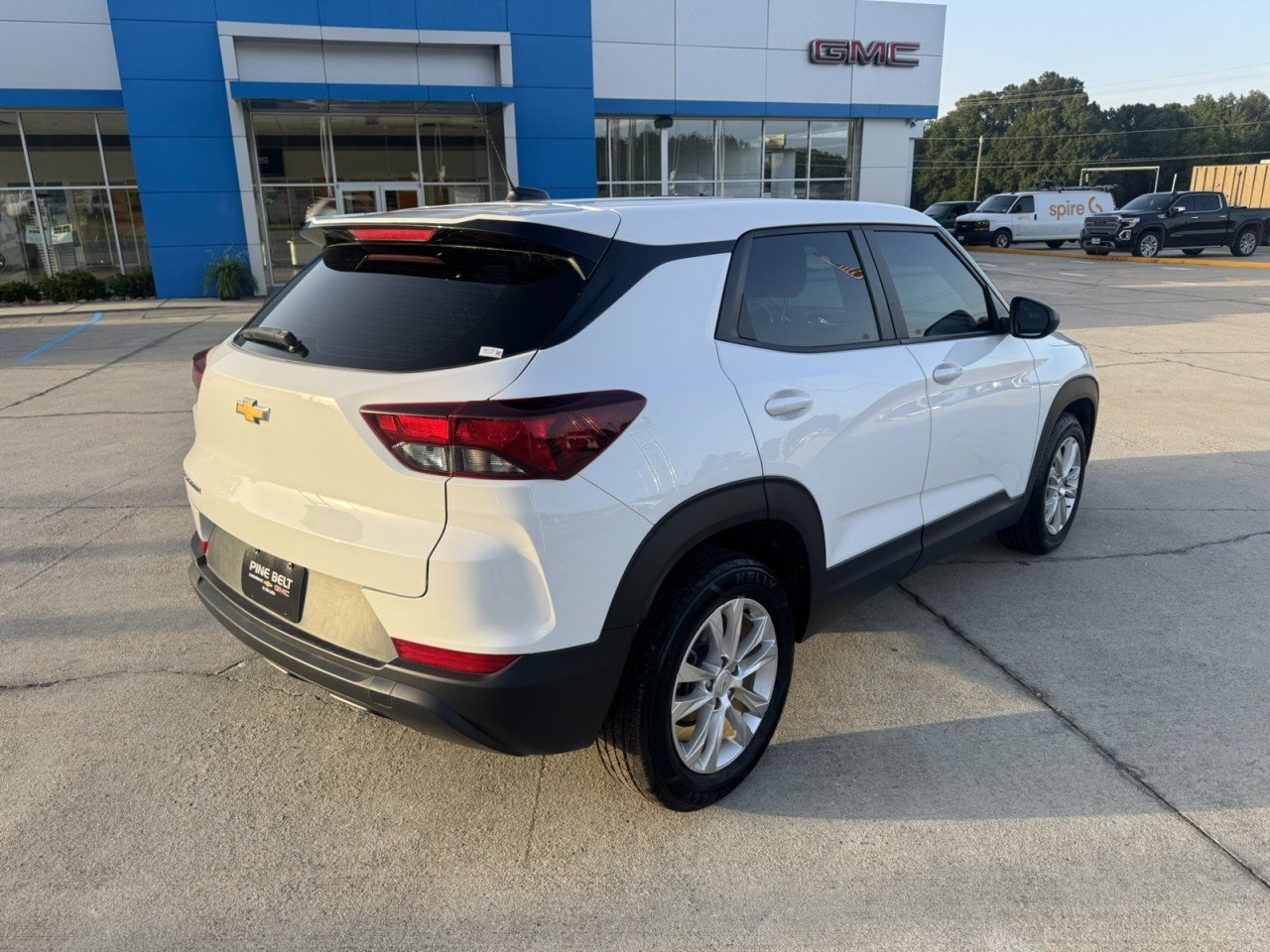 Used 2022 SUMMIT WHITE Chevrolet LS image 4