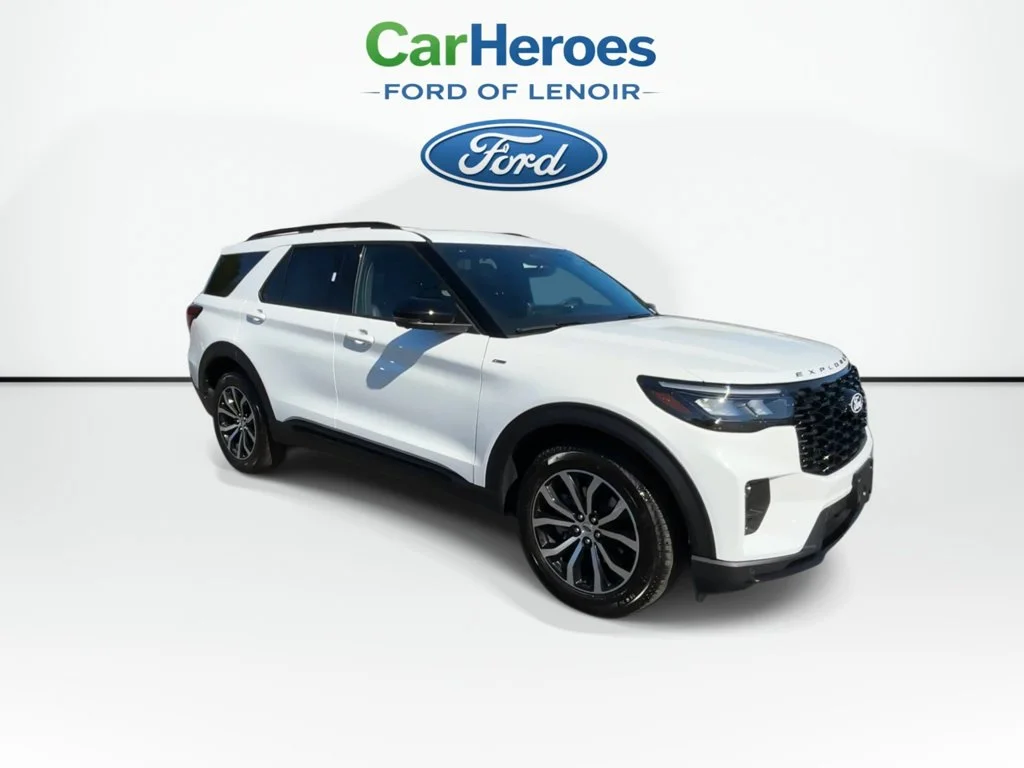 New 2027 Star White Metallic Tri-Coat Ford ST-Line image 2