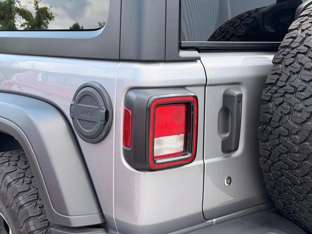 Used 2019 Silver Jeep Sport S image 14