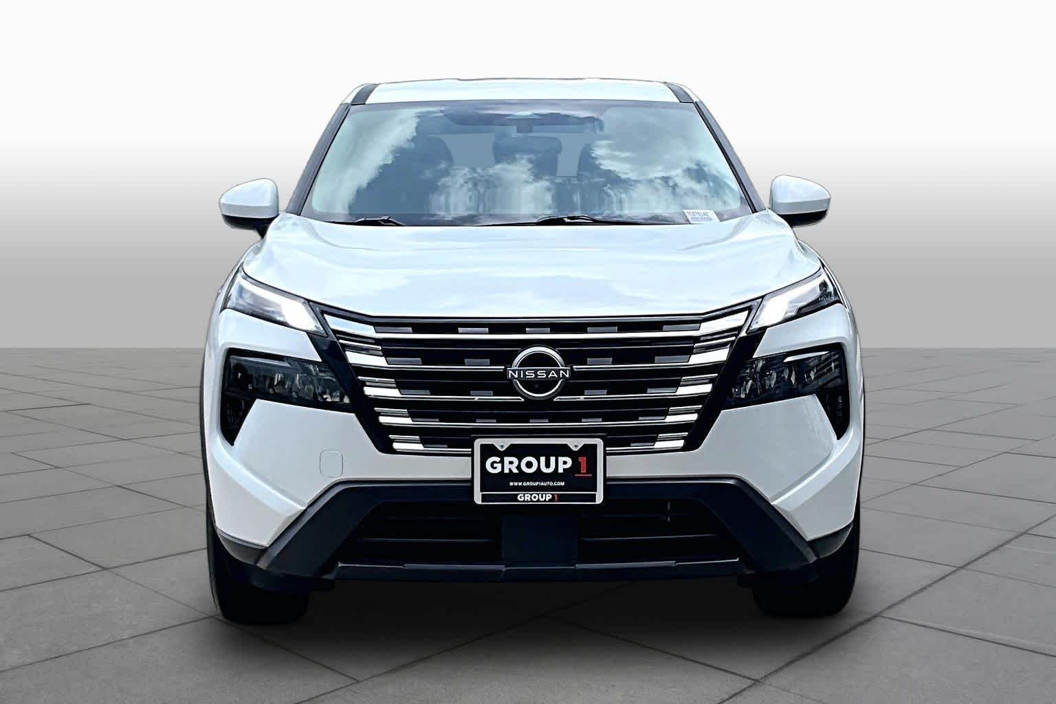 Used 2026 Everest White Pearl Tricoat Nissan SV image 4