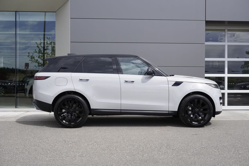 New 2026 Borasco Grey Land Rover SE image 7