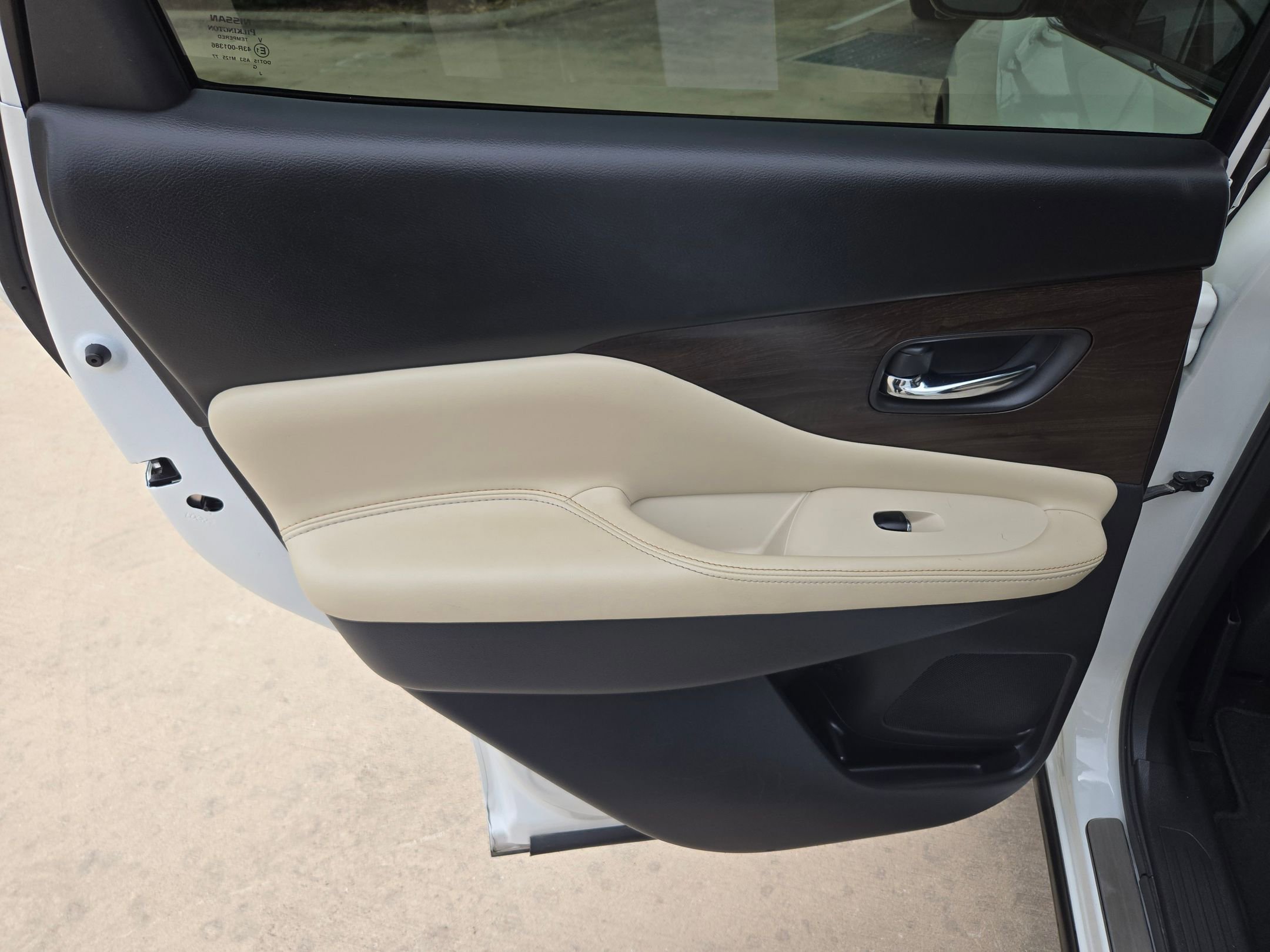 Used 2022 Pearl White Tricoat Nissan Platinum image 15