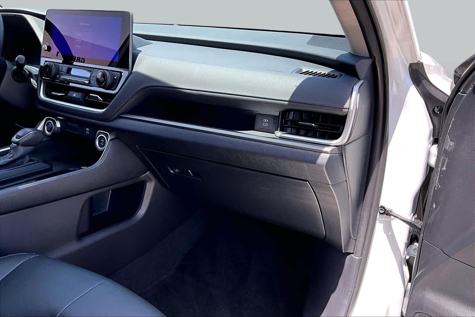 Used 2024 Wind Chill Pearl Toyota Hybrid XLE image 19