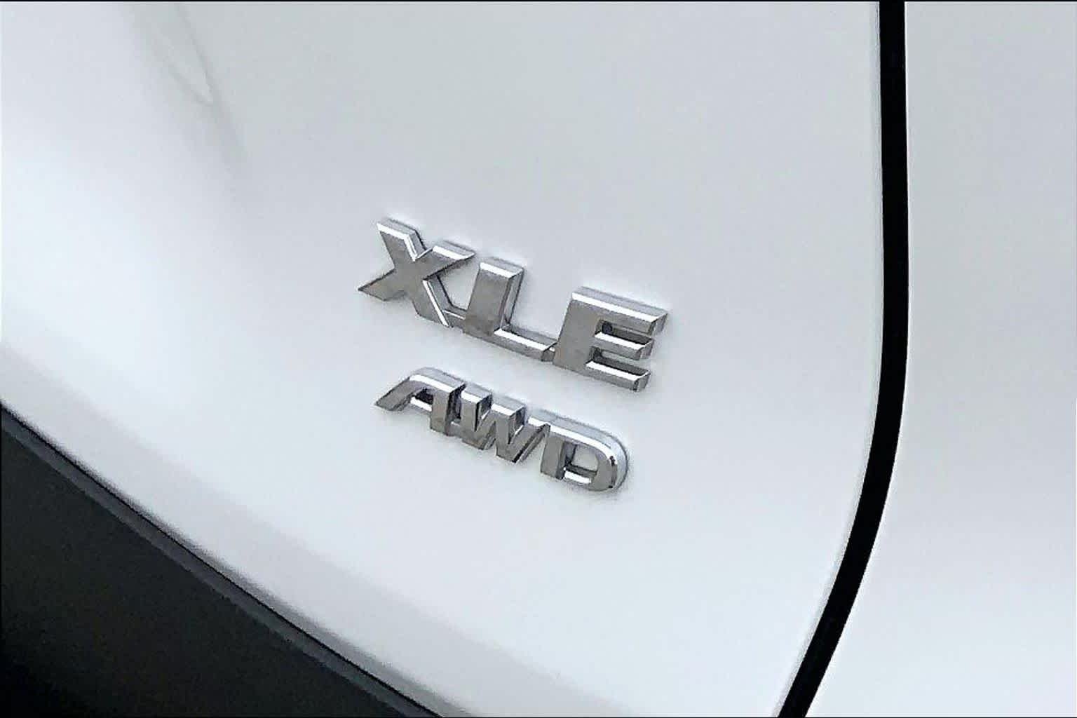 Used 2023 Wind Chill Pearl Toyota XLE Premium image 30