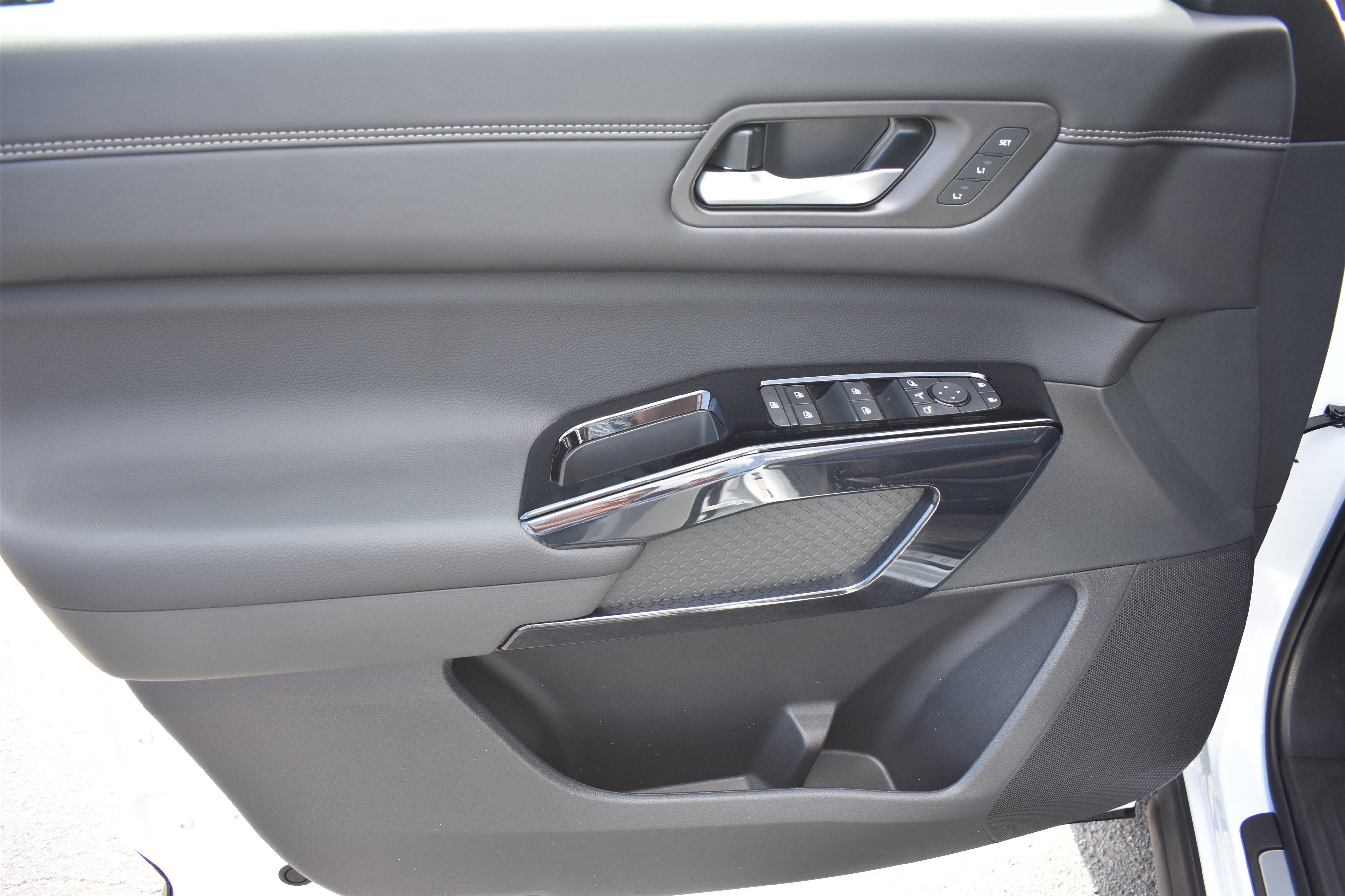 New 2026 Everest White Pearl TriCoat Nissan Platinum image 11