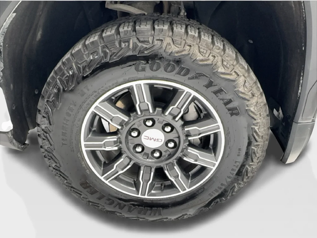 Used 2025 White GMC AT4 image 18