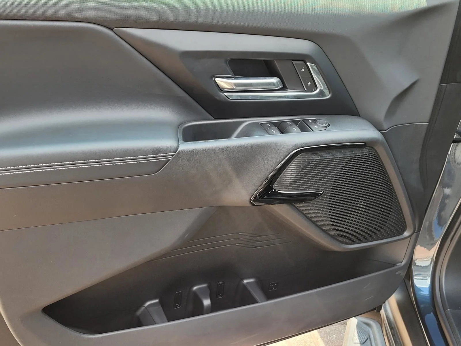 New 2026 Blue Smoke Metallic Chevrolet LT - Standard Range image 12