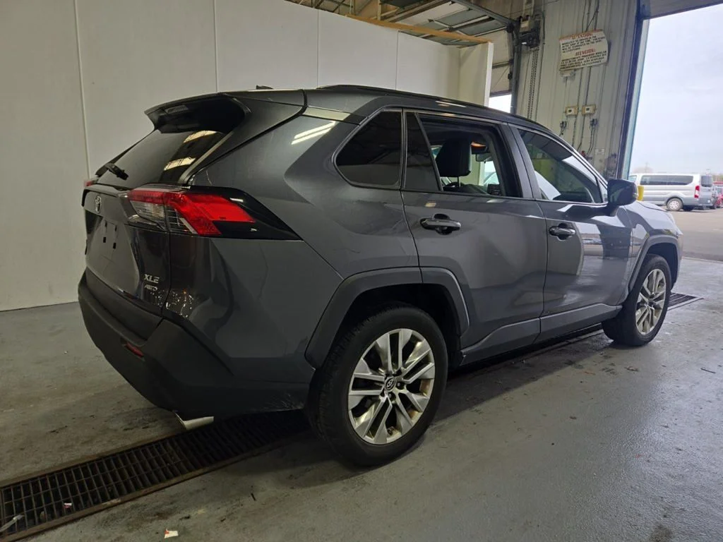 Used 2019 Gray Toyota XLE Premium image 5