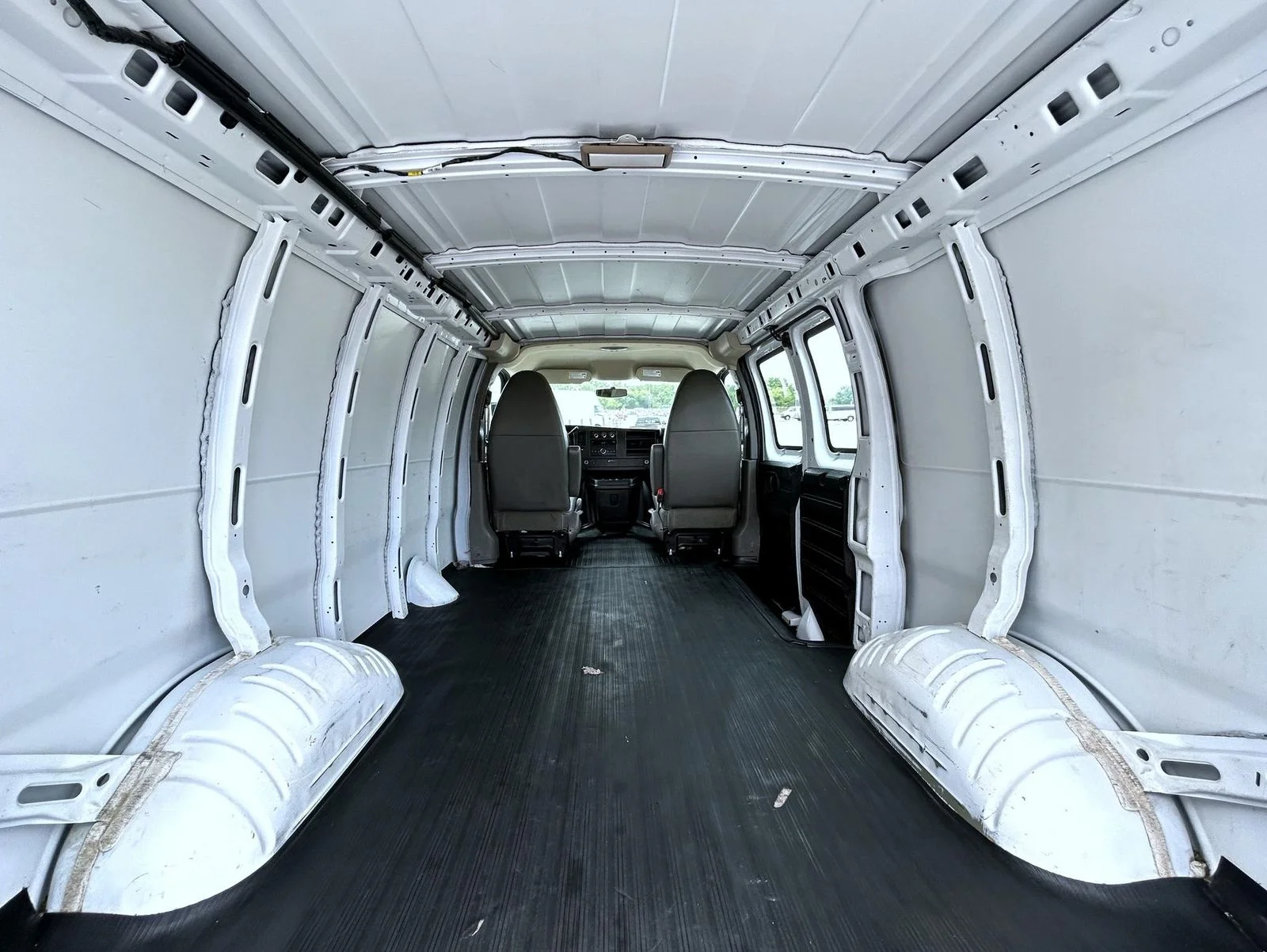 Used 2014 White Chevrolet Work Van image 22