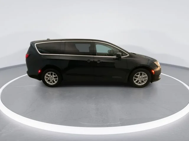 Used 2021 Black Chrysler LX image 5