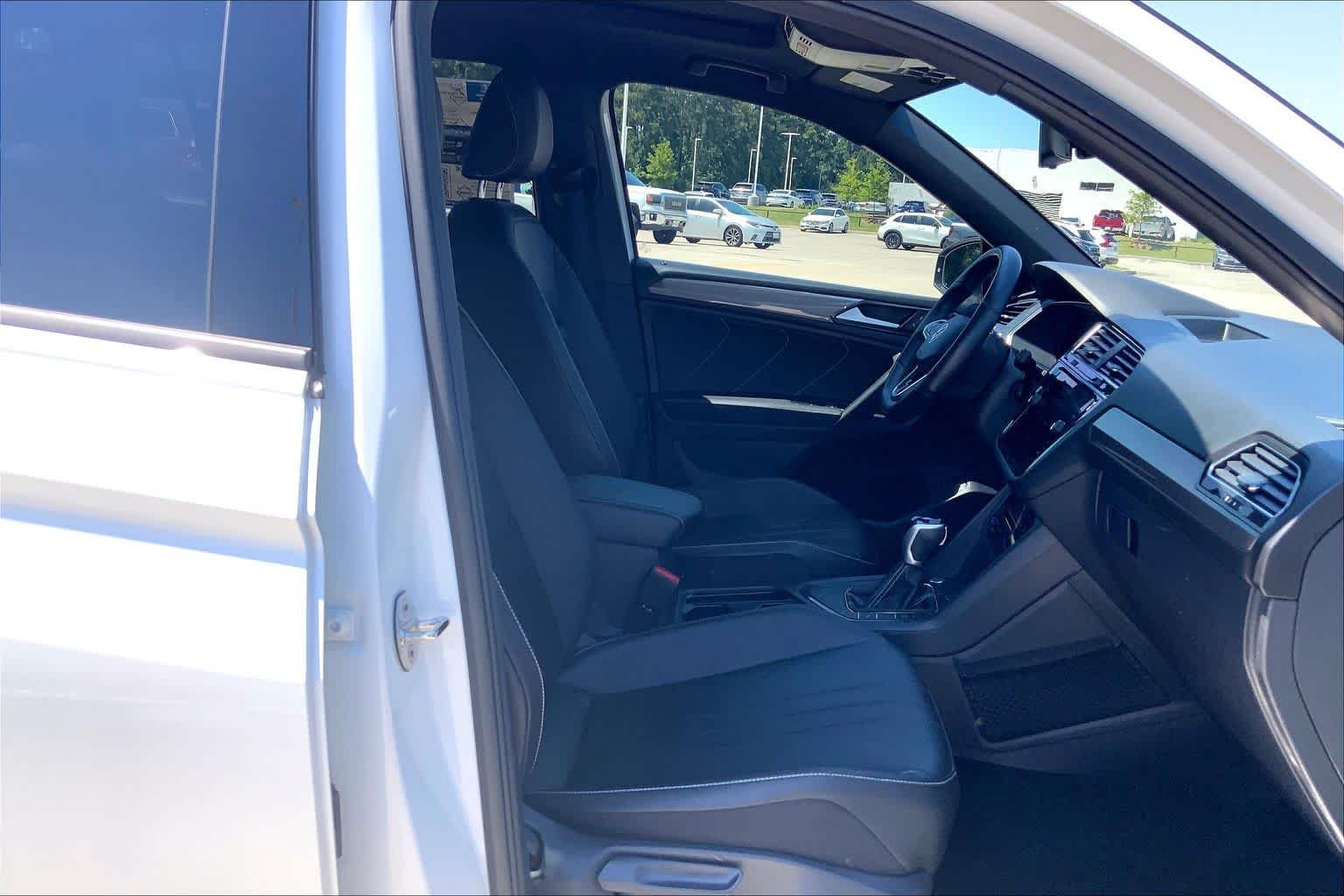 Used 2022 Oryx White Pearl Volkswagen SE R-Line Black image 9