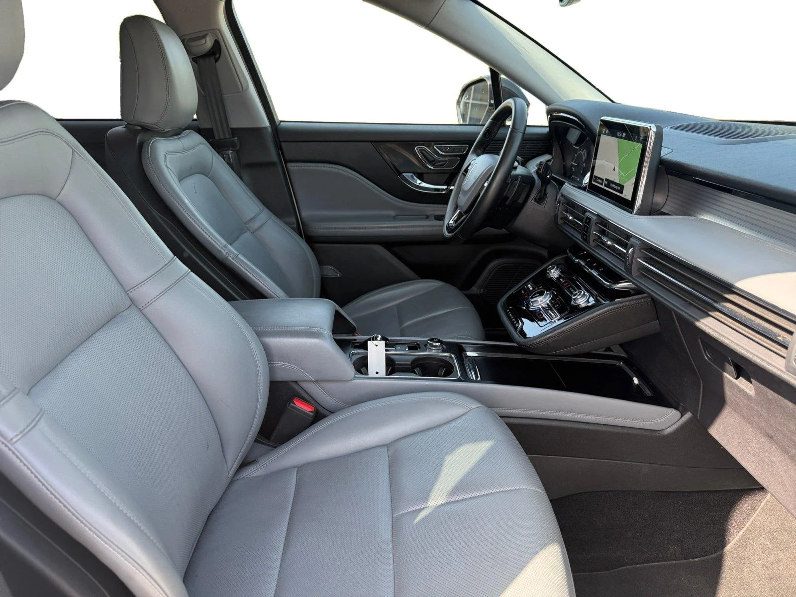 Used 2022 Pristine White Lincoln Standard image 16