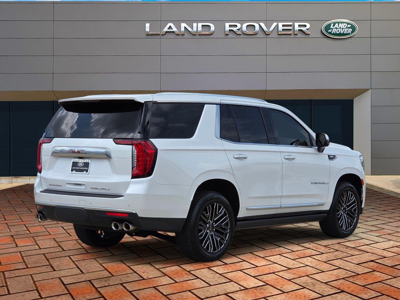 Used 2022 White Frost Tricoat GMC Denali image 4