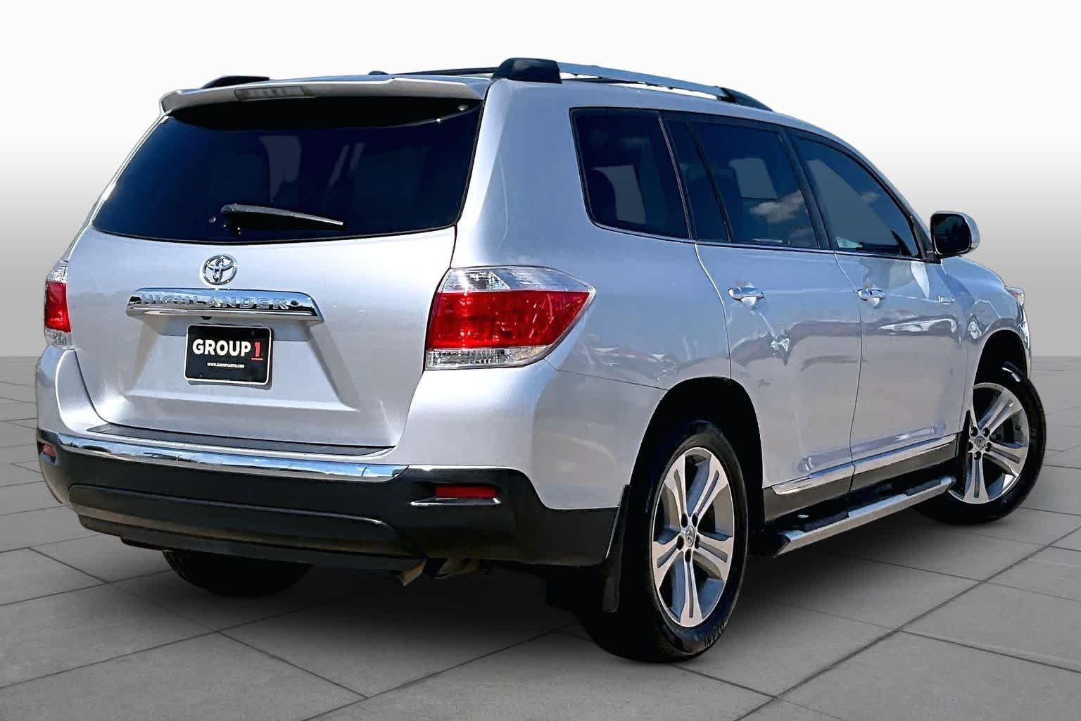 Used 2013 Classic Silver Metallic Toyota Limited image 11