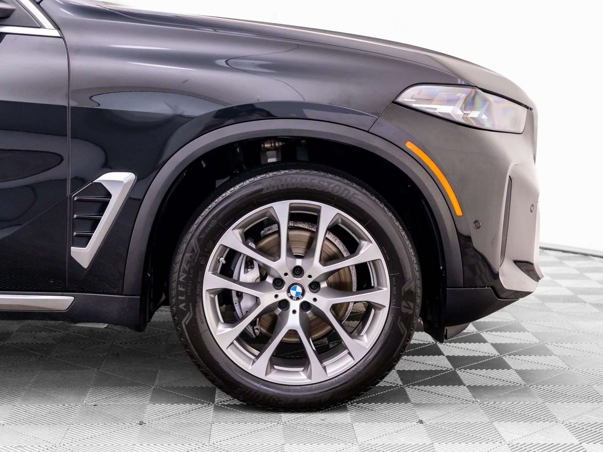 Used 2024 Black Sapphire Metallic BMW xDrive40i image 33