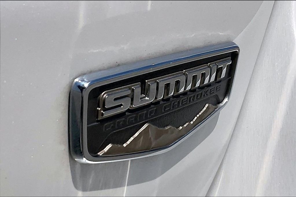 Certified Used 2019 Bright White Clearcoat Jeep Summit image 21
