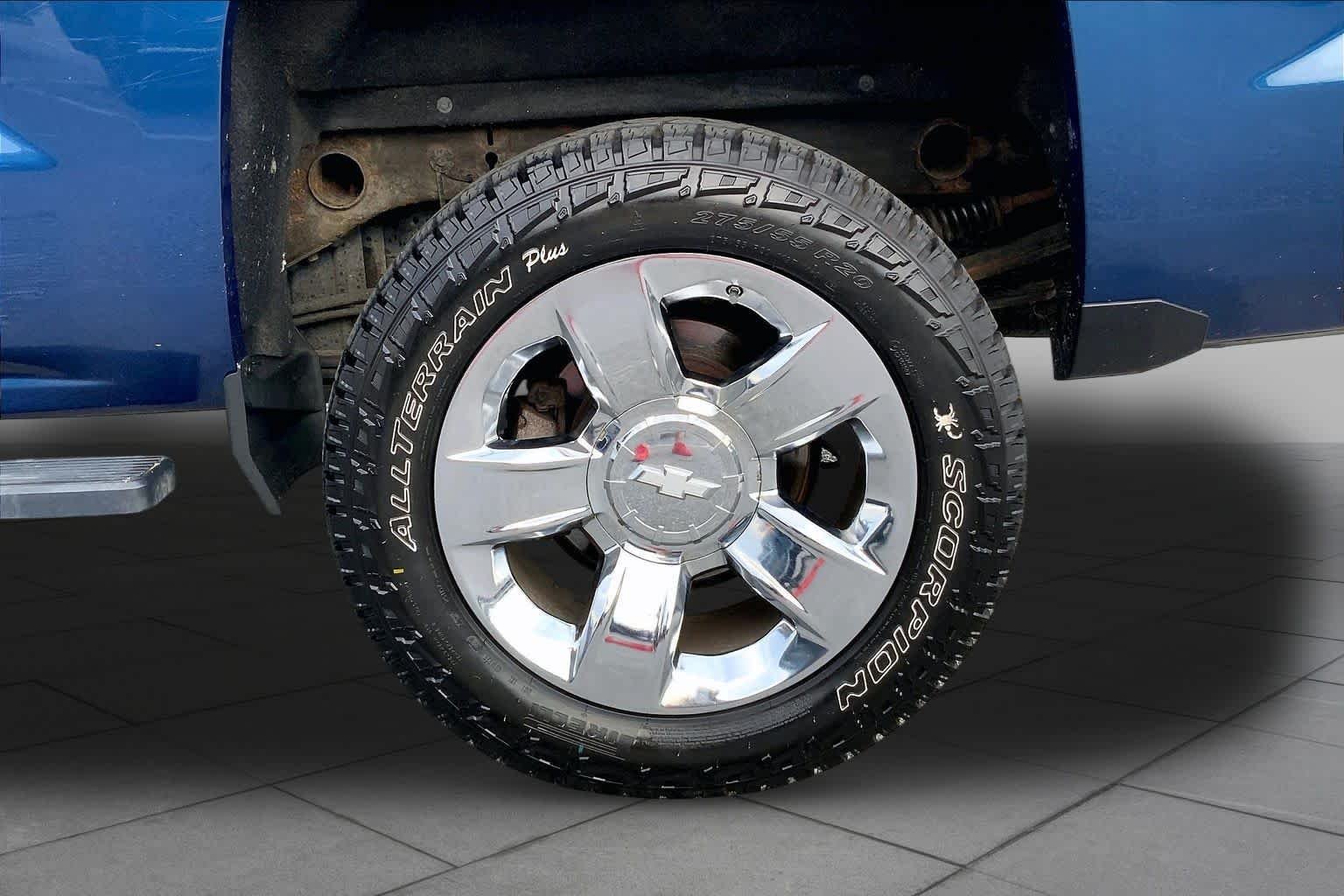 Used 2018 Deep Ocean Blue Metallic Chevrolet LTZ image 10