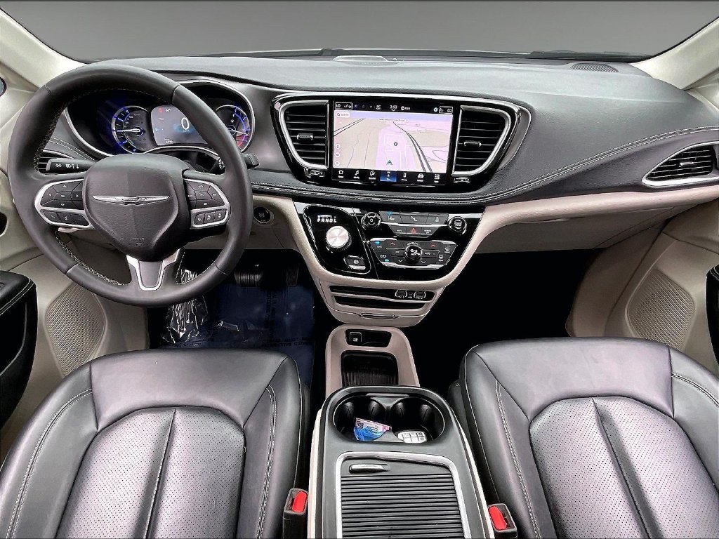 Used 2024 Bright White Clearcoat Chrysler Select image 21