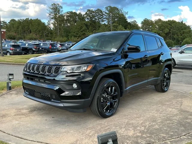 New 2026 Diamond Black Crystal Pearl-Coat Exterior Paint Jeep Latitude image 3