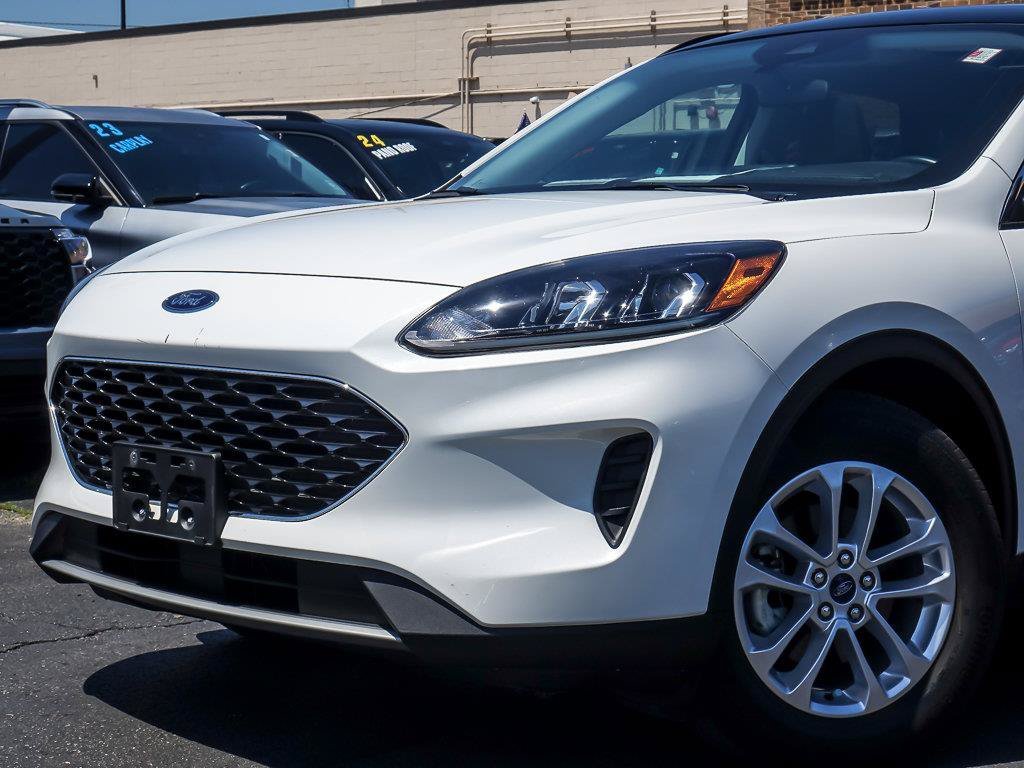Used 2022 White Metallic Ford SE Hybrid image 3