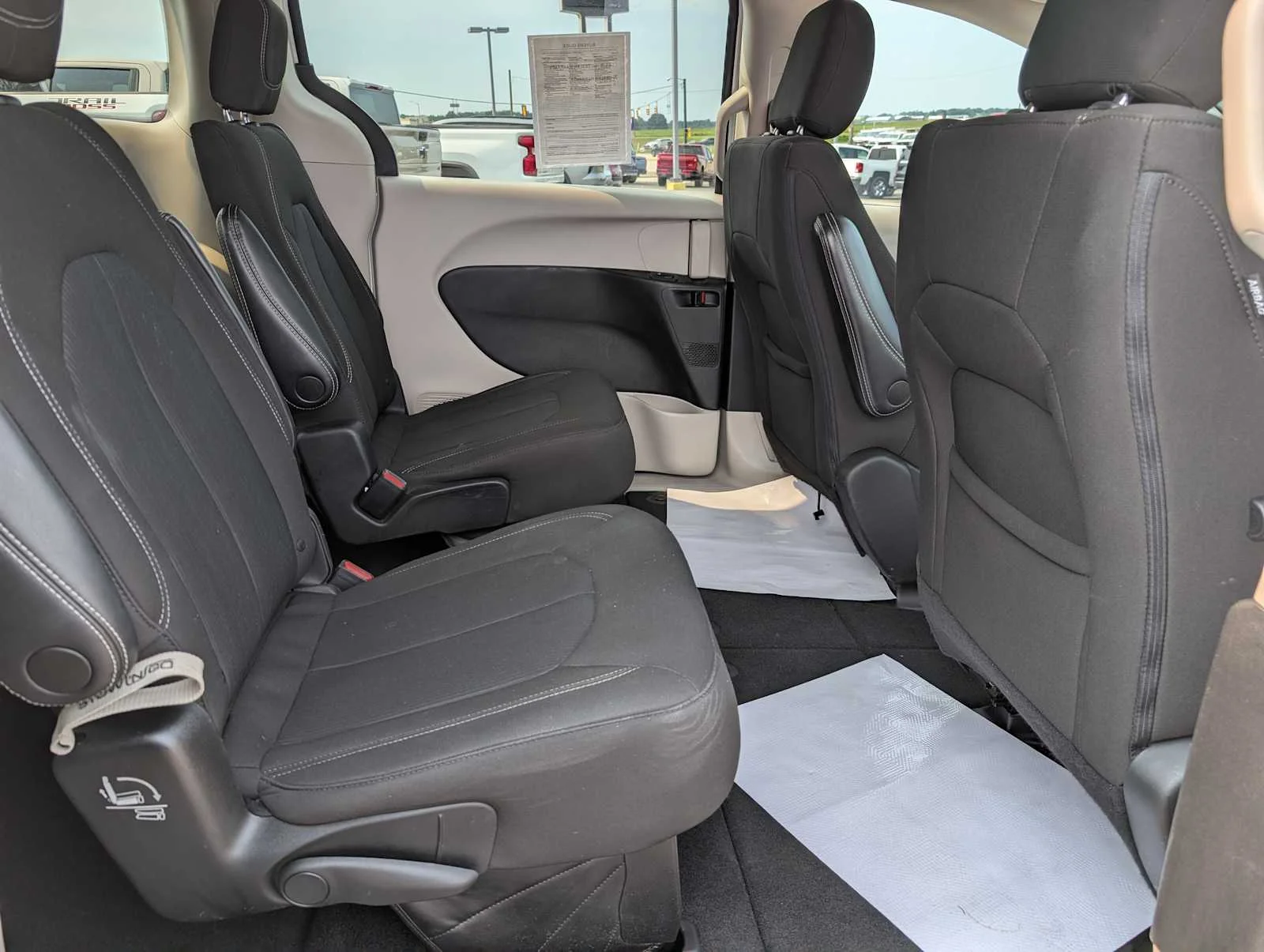 Used 2022 Bright White Clearcoat Chrysler LX image 38