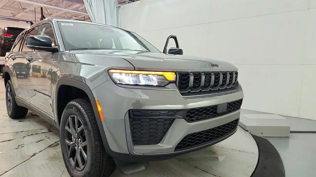 New 2027 Sting-Gray Clear-Coat Paint Jeep Laredo Altitude image 28