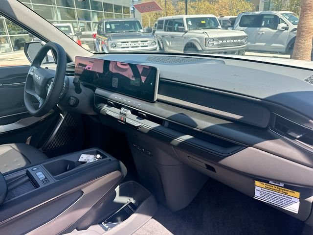 New 2026 Glacial White Kia Wind AWD image 30