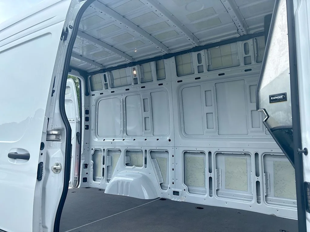 Used 2025  Mercedes-Benz Cargo 144 WB image 17