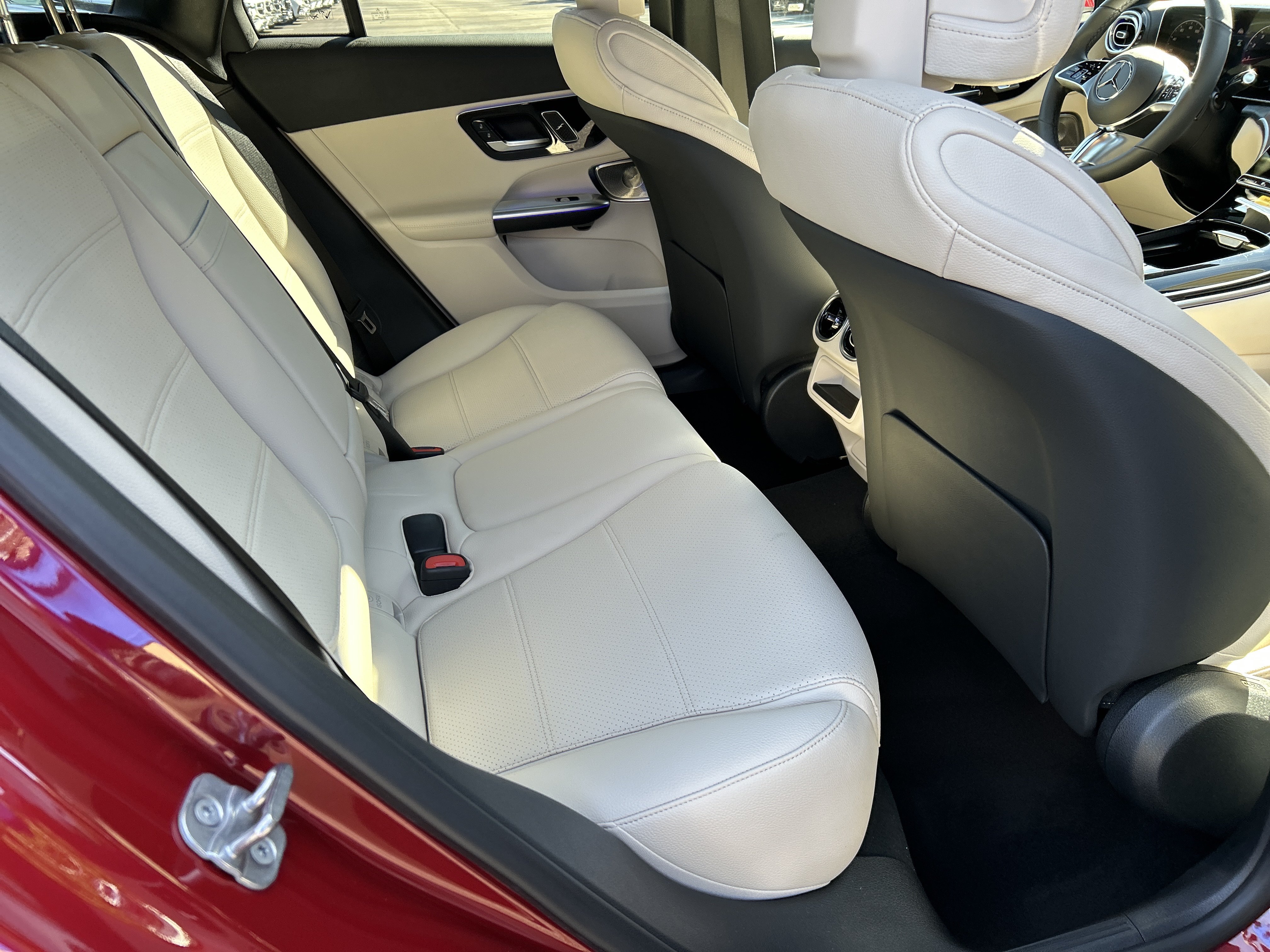 New 2026 MANUFAKTUR Patagonia Red Metallic Mercedes-Benz GLC 300 4MATIC® SUV image 39