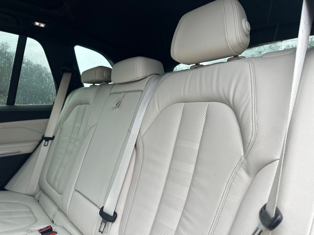 Used 2019 Mineral White Metallic BMW xDrive40i image 21