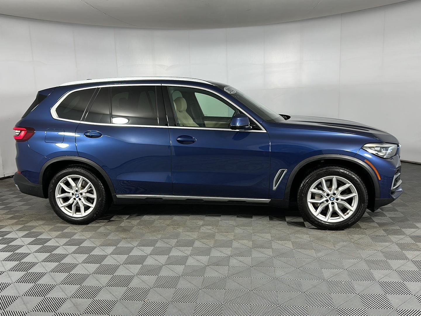 Used 2022 Phytonic Blue Metallic BMW xDrive40i image 5
