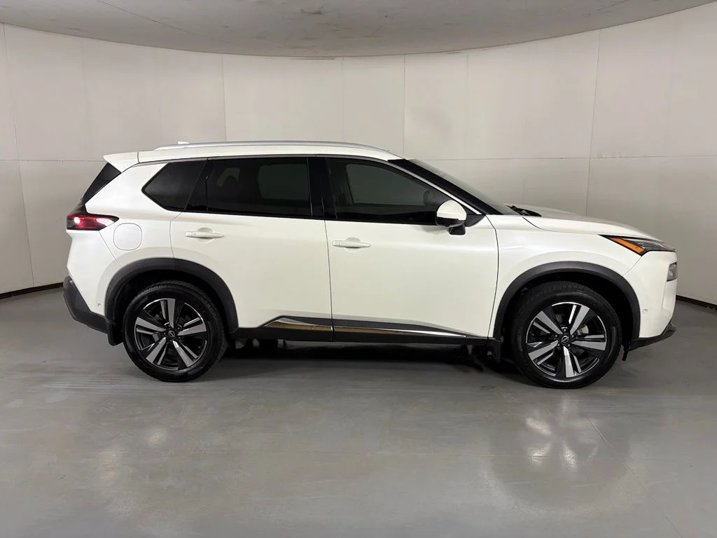 Used 2022 White Nissan SL image 9