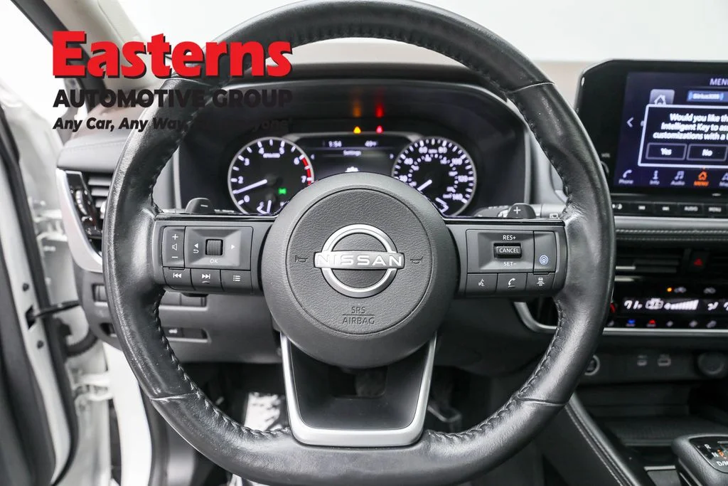 Used 2022 White Nissan SL image 10