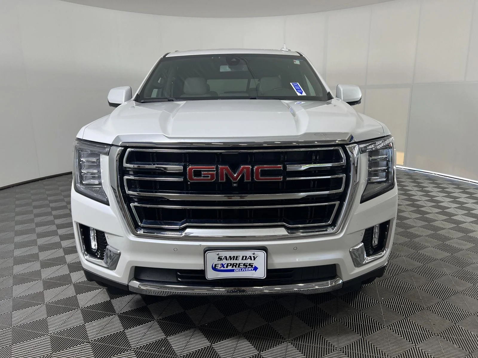Used 2022 White Frost Tricoat GMC SLT image 36
