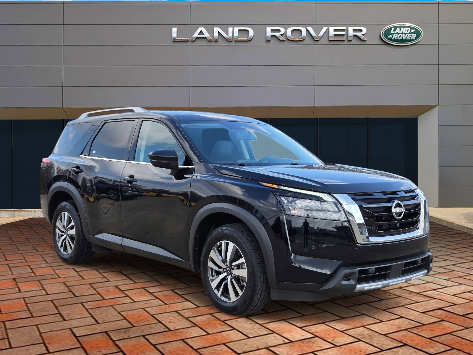 Used 2025 Super Black Nissan SL image 3
