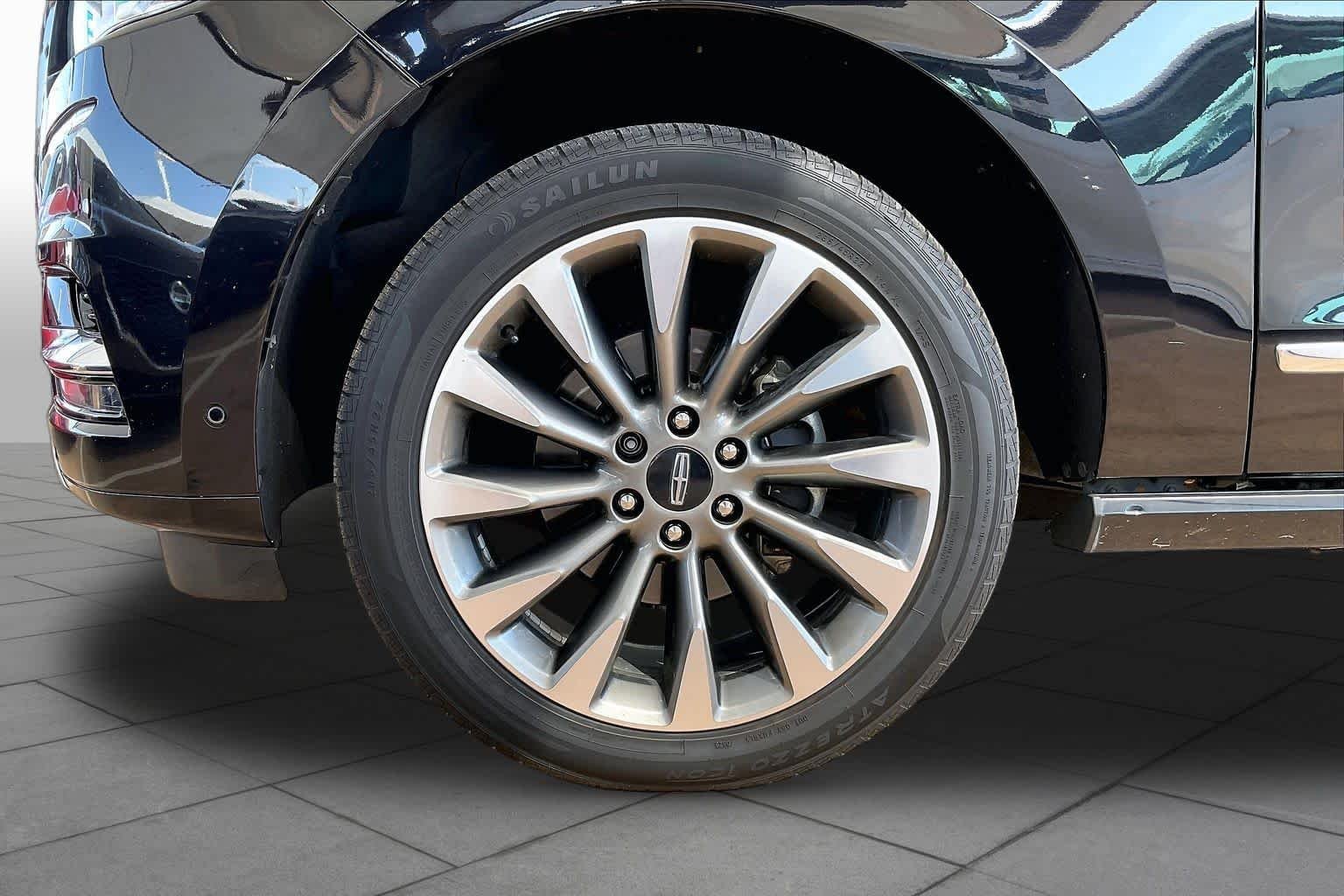 Used 2019 Infinite Black Metallic Lincoln Select image 10