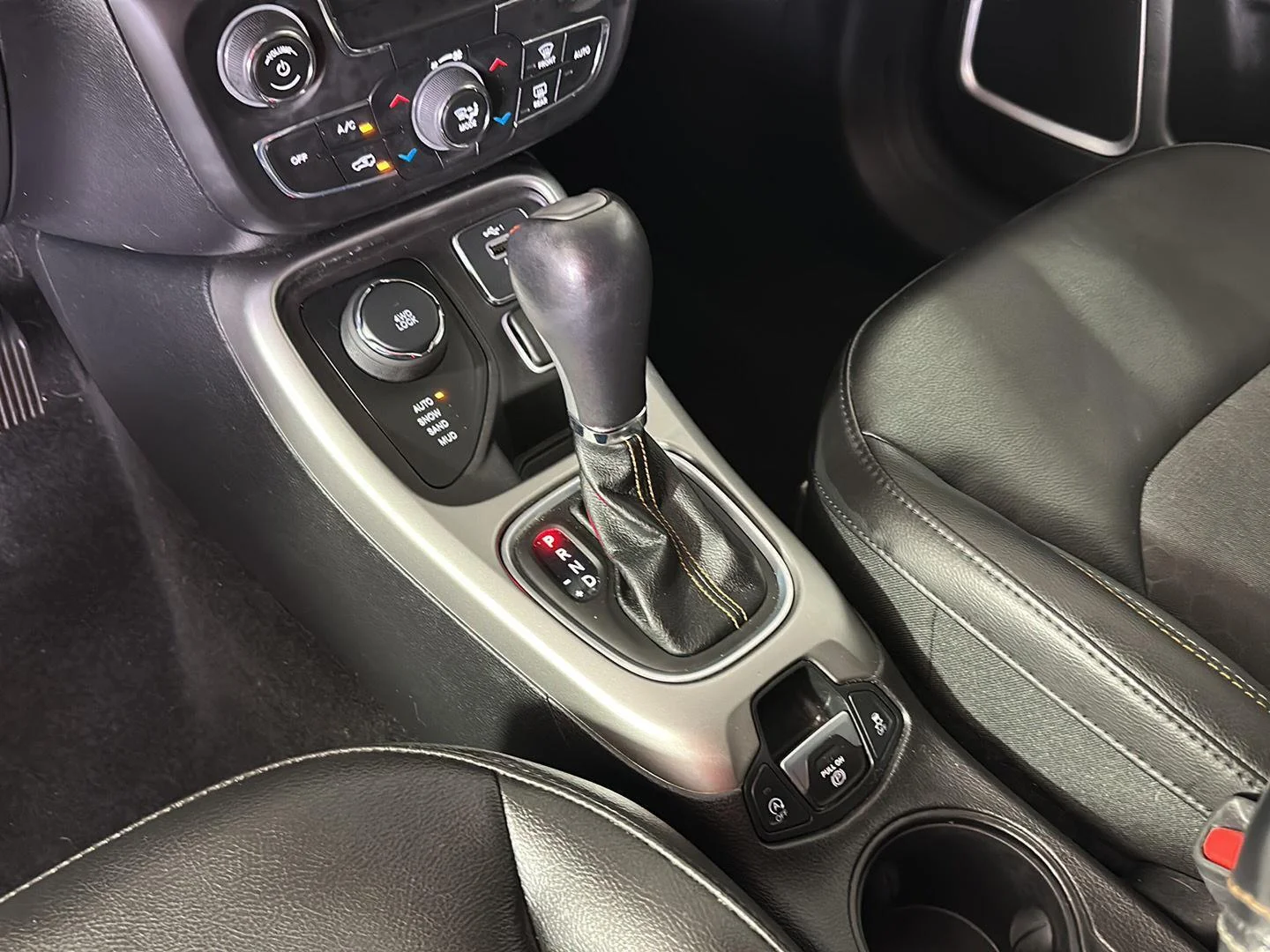 Used 2020 Diamond Black Crystal Pearlcoat Jeep Latitude image 17