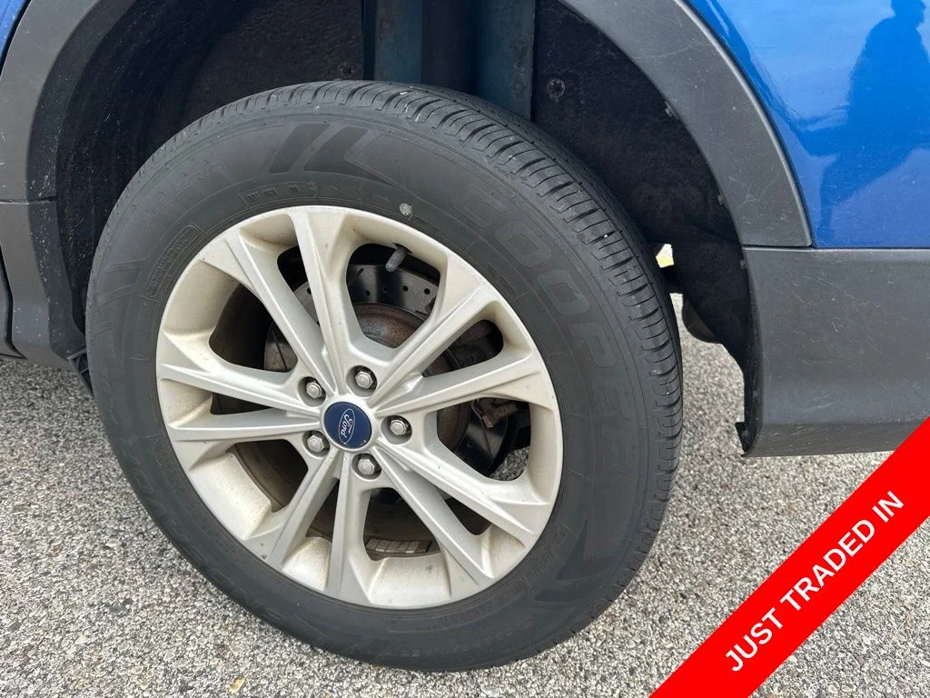 Used 2018 Blue Ford SE image 9