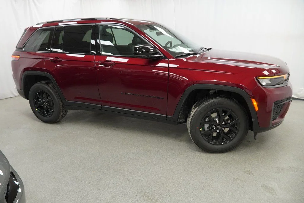 New 2026 Velvet Red Pearl-Coat Exterior Paint Jeep Altitude image 9