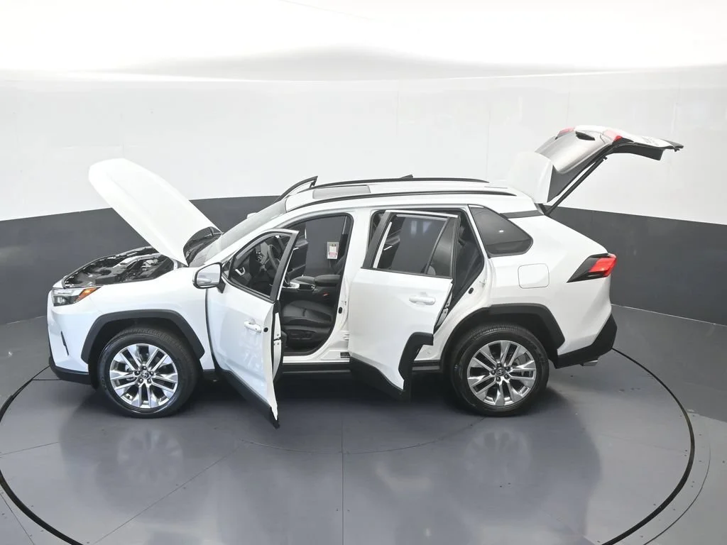 Used 2025 White Toyota XLE Premium image 62