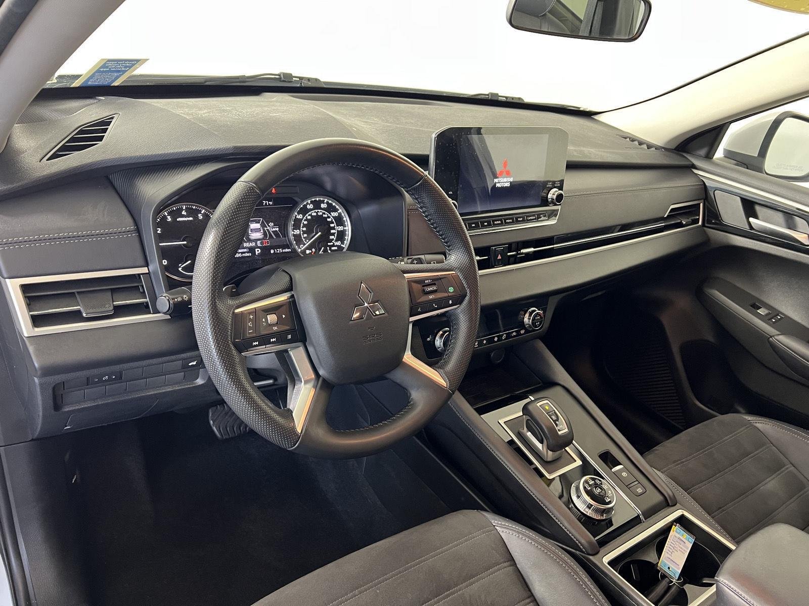 Used 2023 White Diamond Mitsubishi SE image 12