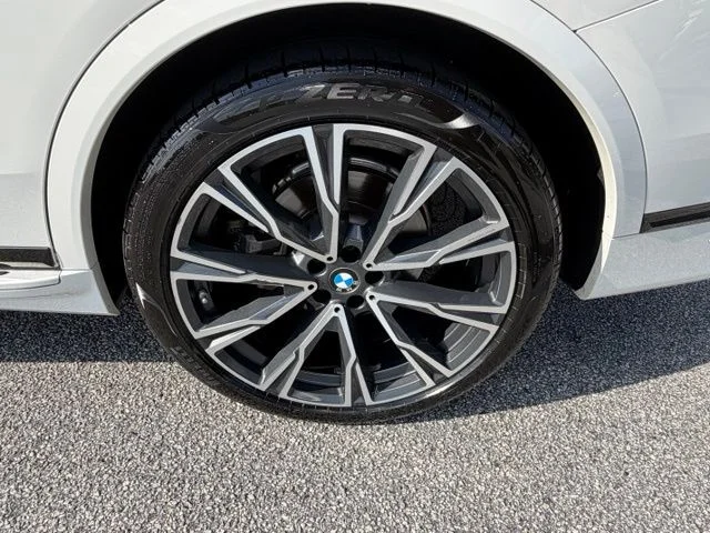 Used 2021 White BMW xDrive40i image 9