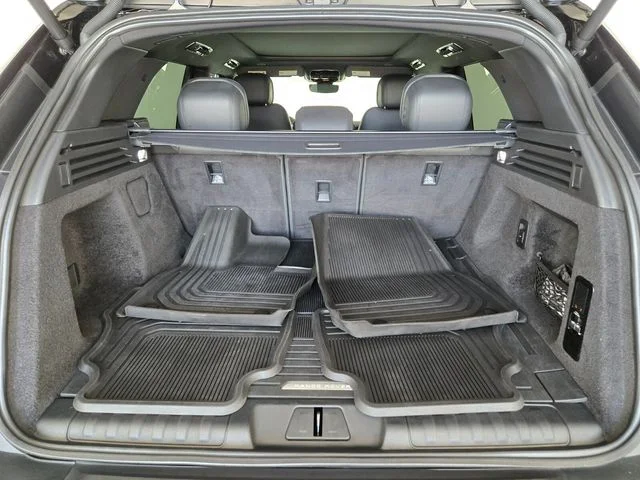 Used 2023 Gray Land Rover SE Dynamic image 14