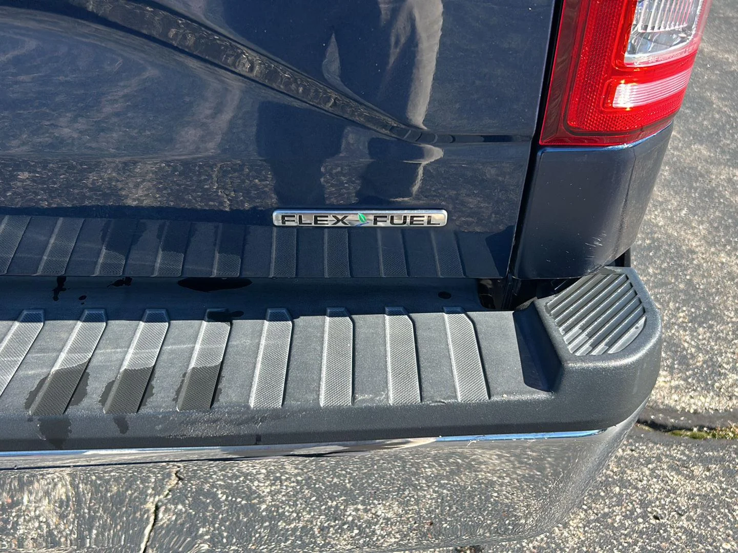 Used 2015 Blue Jeans Metallic Ford XLT image 4