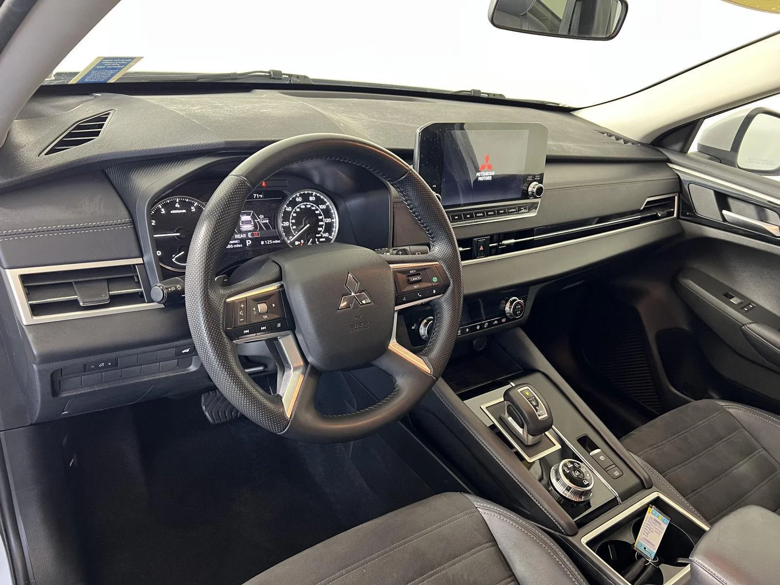 Used 2023 White Diamond Mitsubishi SE image 12