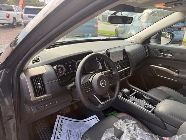 Used 2024 Gray Nissan Platinum image 27