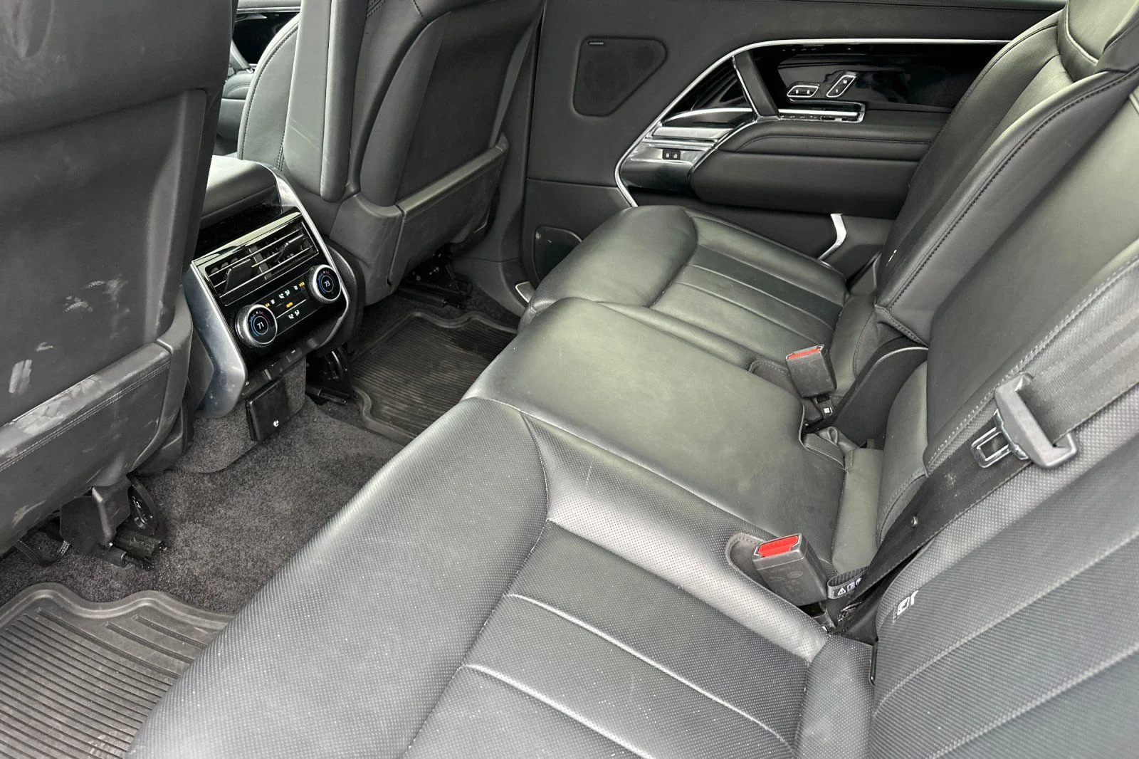 Used 2024 White Land Rover SE image 14